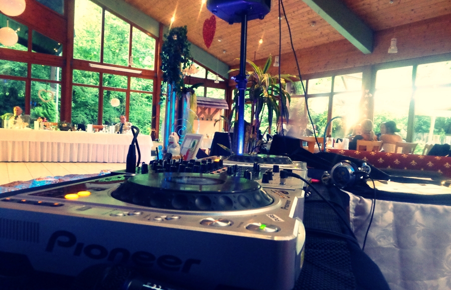 DJane für ihre Hochzeitsfeier - Die Braut... die sich was traut - Hochzeitsdjane - DJ