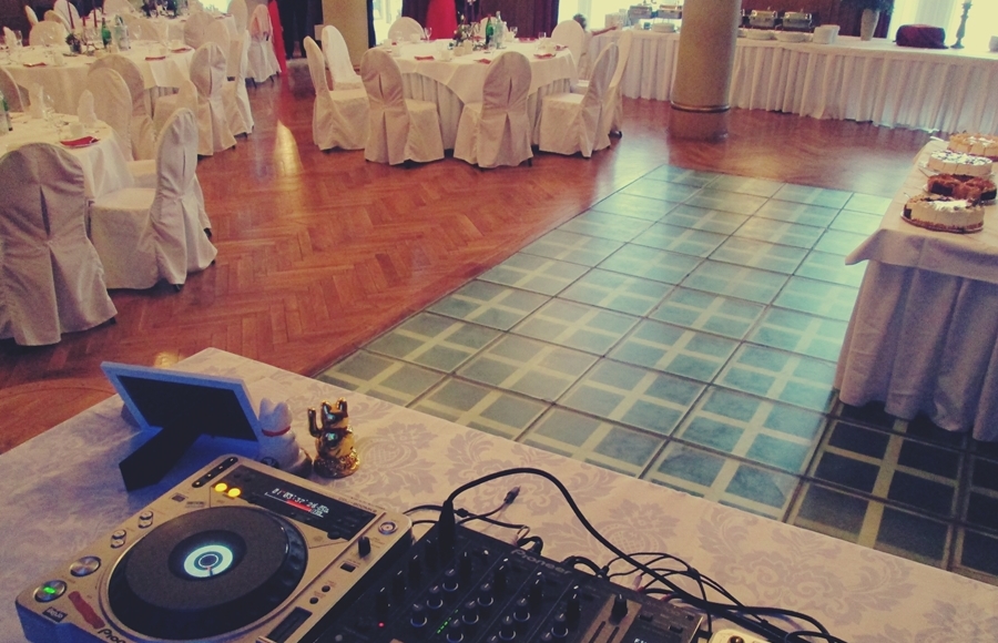 DJ für Hochzeit - DJane für ihre Hochzeitsfeier - Die Braut... die sich was traut - Hochzeitsdjane